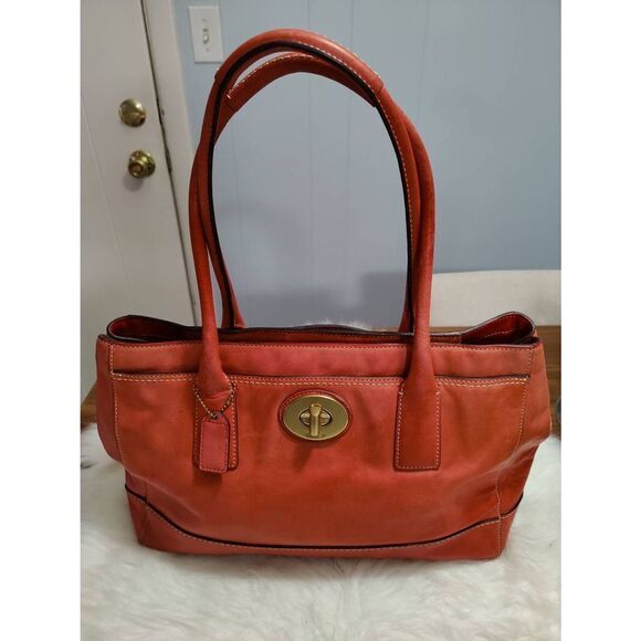 Classic Vintage Leather Coach Shoulder Bag - Picture 1 of 16